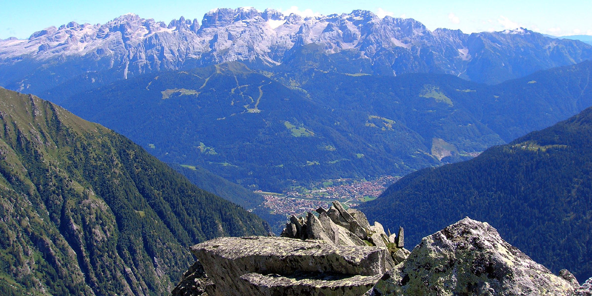 Carisolo und Pinzolo von Tamalè Spitze 2582 m, im Hintergrund die Brenta-Gruppe - Autor: Fdbef (bearbeitet)
