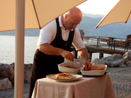Einige Gerichte werden vom Maître Marco persönlich am Tisch filetiert oder tranchiert. Fischrestaurant Giuly in Brenzone sul Garda (Verona)